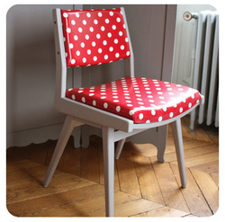 Fauteuil à pois rouges